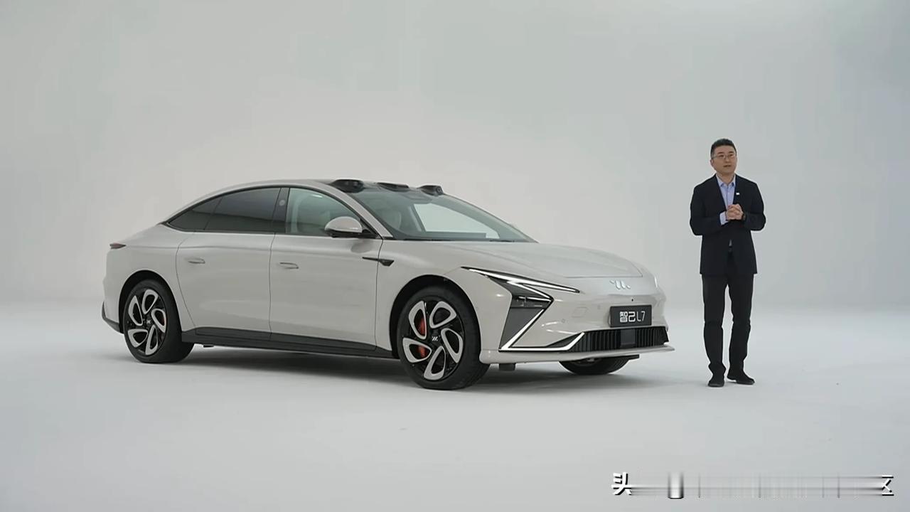智己新款L7上市，售价29.99-41.99万元[思考]
新车转向比转向系统升级