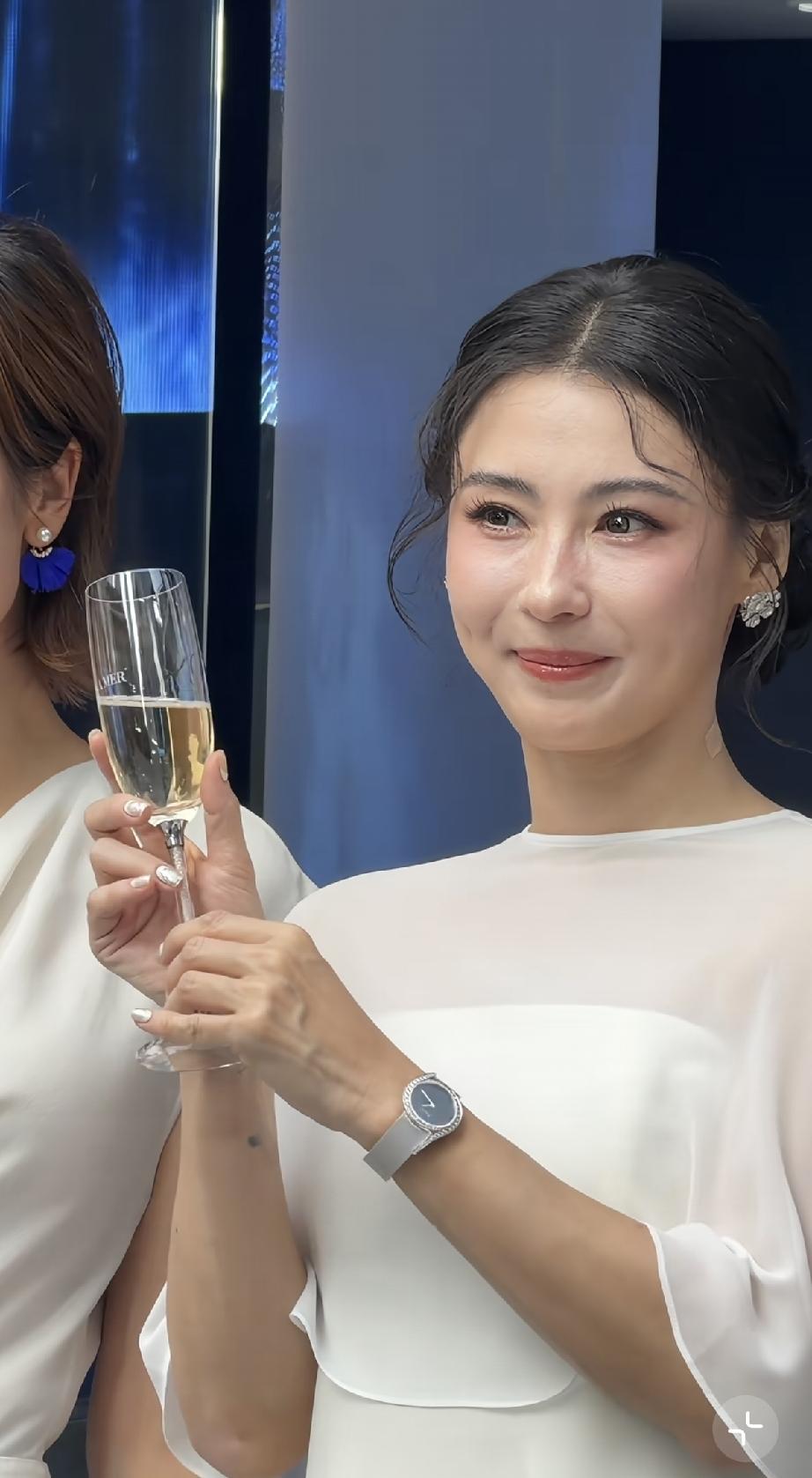 9月24日，张柏芝在深圳万象天地参加活动，无修图下她是真的胖了，尤其从侧面看，她