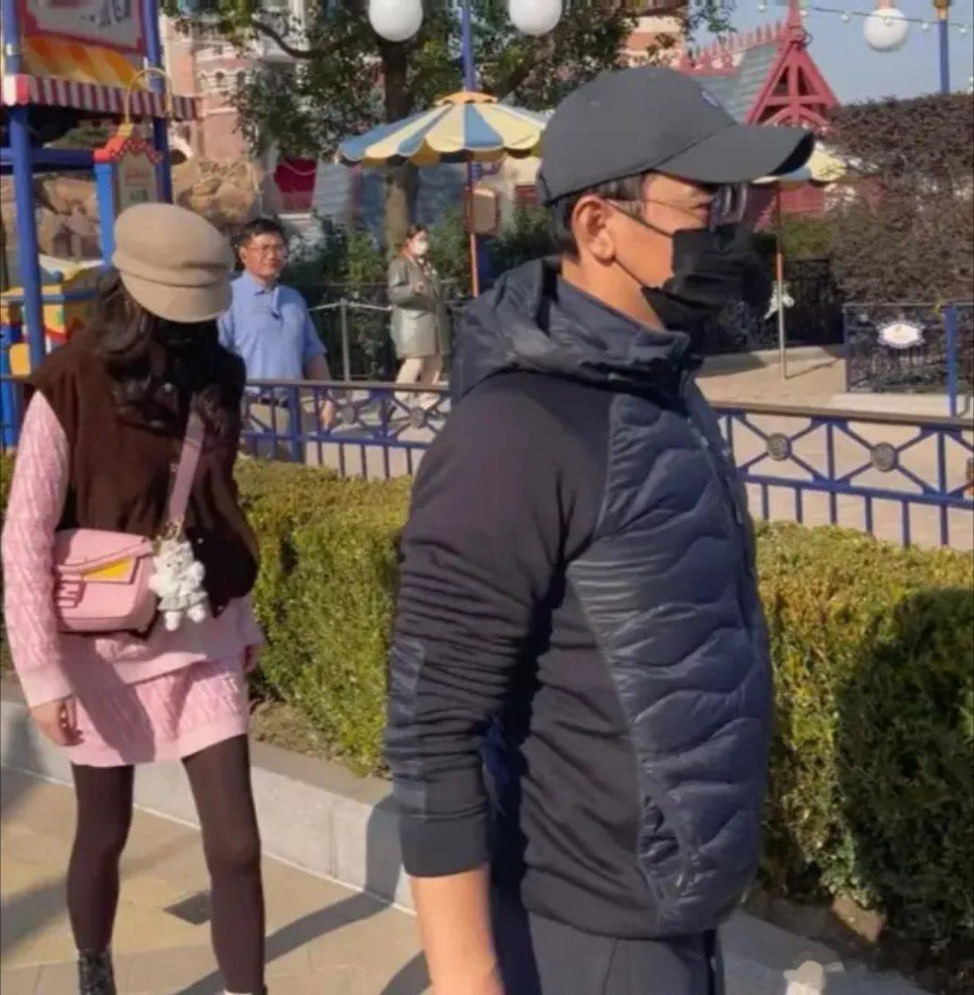 罗晋父亲于11月19日在北京去世，享年70岁。得知此消息，网友就明白，为何罗晋不