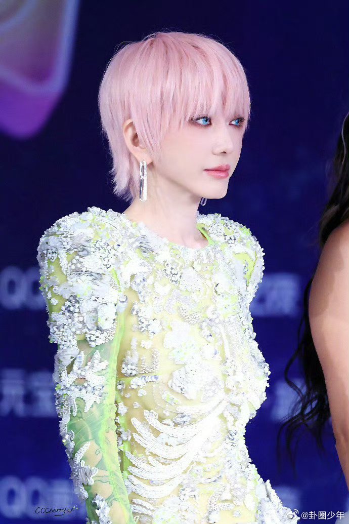 刘忻粉发造型粉发蓝瞳+透视绿裙，又酷又仙的反差感拉满，刘忻的审美真的永远在线！ 