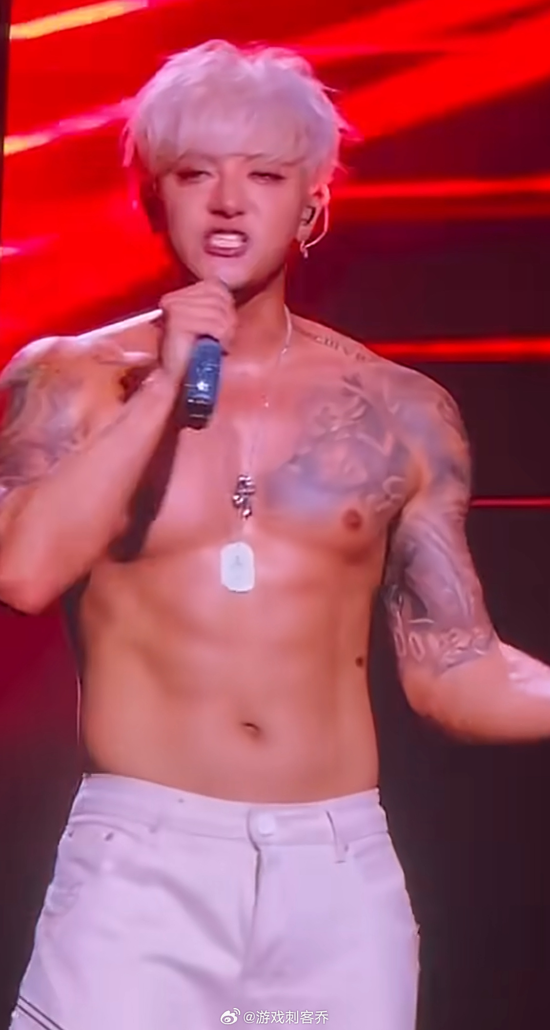 黄子韬看王鹤棣的眼神 这眼神可以拉丝了！不是，韬，你说你腹肌练那么好，咋被黄子韬