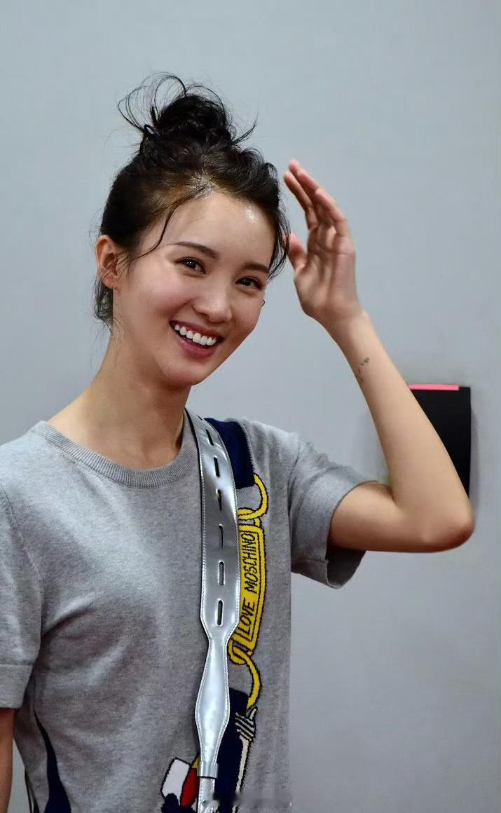 终于知道金晨为什么要整容原因很简单，其实她原生脸长得也好看，但是识别度太低了，在