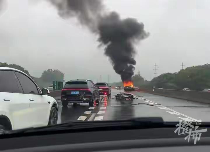 高速车祸起火生死瞬间！理想车主逆火救人，平凡善举温暖人心
 
风雨高速路，危急见