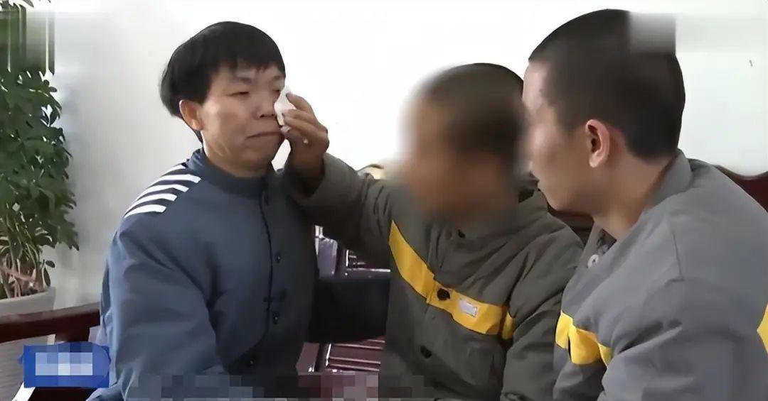 “妈妈对不起你们两个，害你们两个和我一起，在这里受苦，对不起……”

2016年