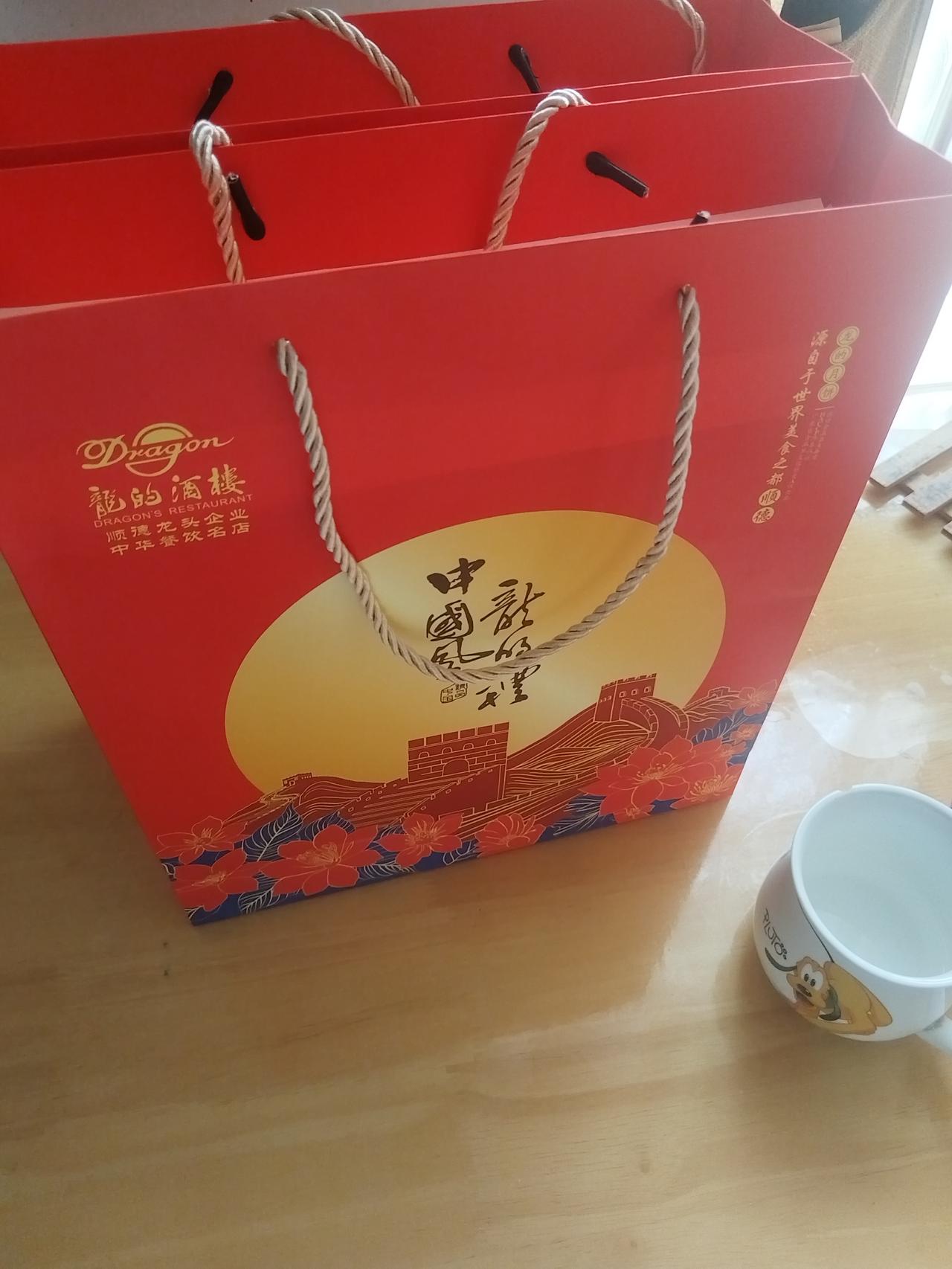 我们厂今年的生意较往年差些，
但老板给我们中秋节的礼品并没差多少。
“龙的酒楼”