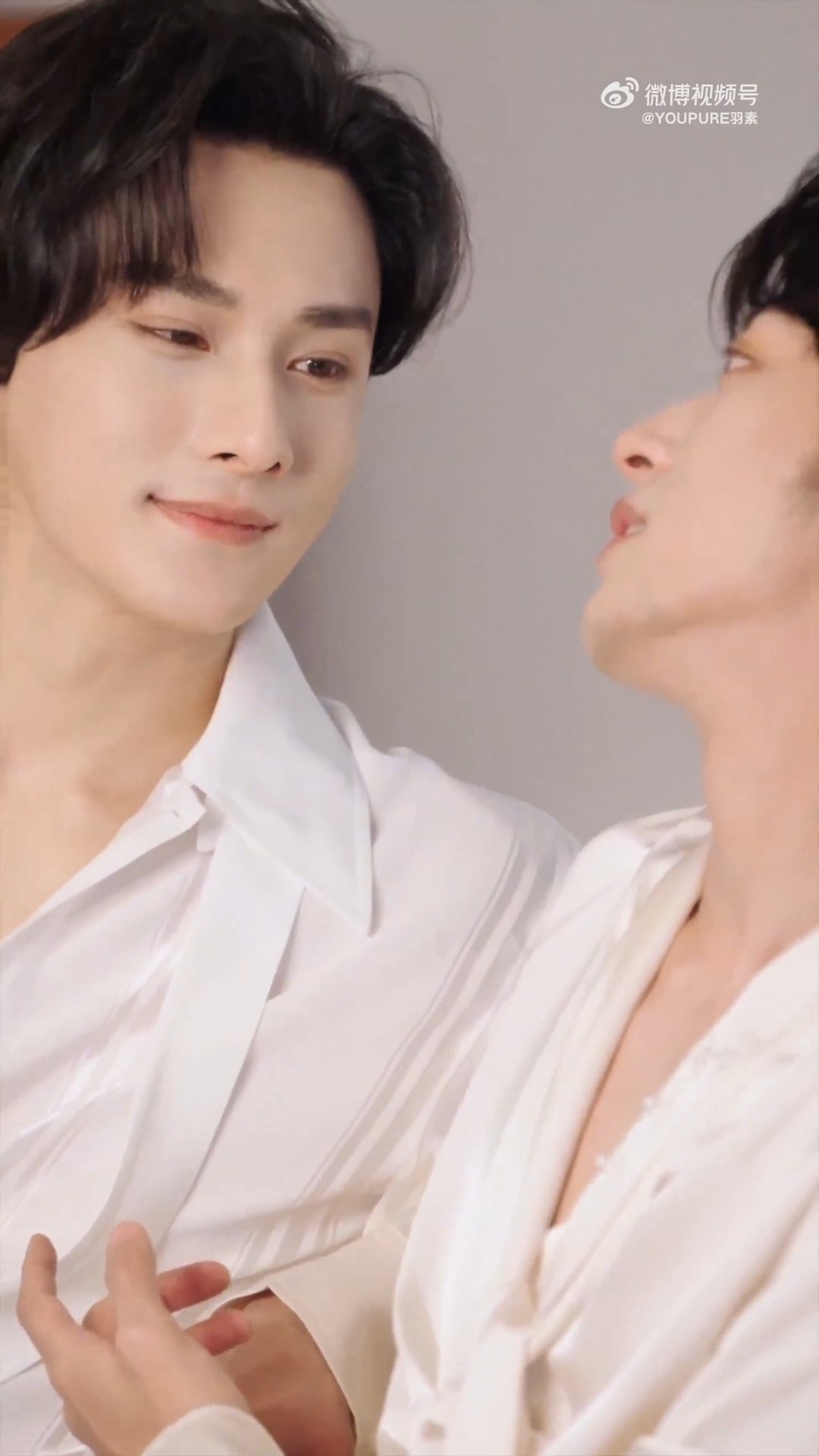 除了盯嘴唇就是盯锁骨你也觉得这个1很可怕吧😱 