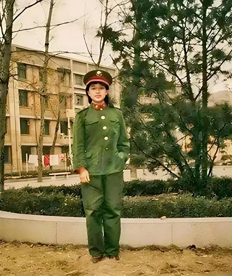 韩红曾自曝大学时期是“校花”，起初很多人对此不相信，毕竟以她如今略显富态的形象，