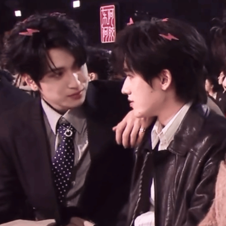 宋亚轩严浩翔说小话宋亚轩严浩翔聊啥呢 宋亚轩严浩翔说小话真的好可爱啊 