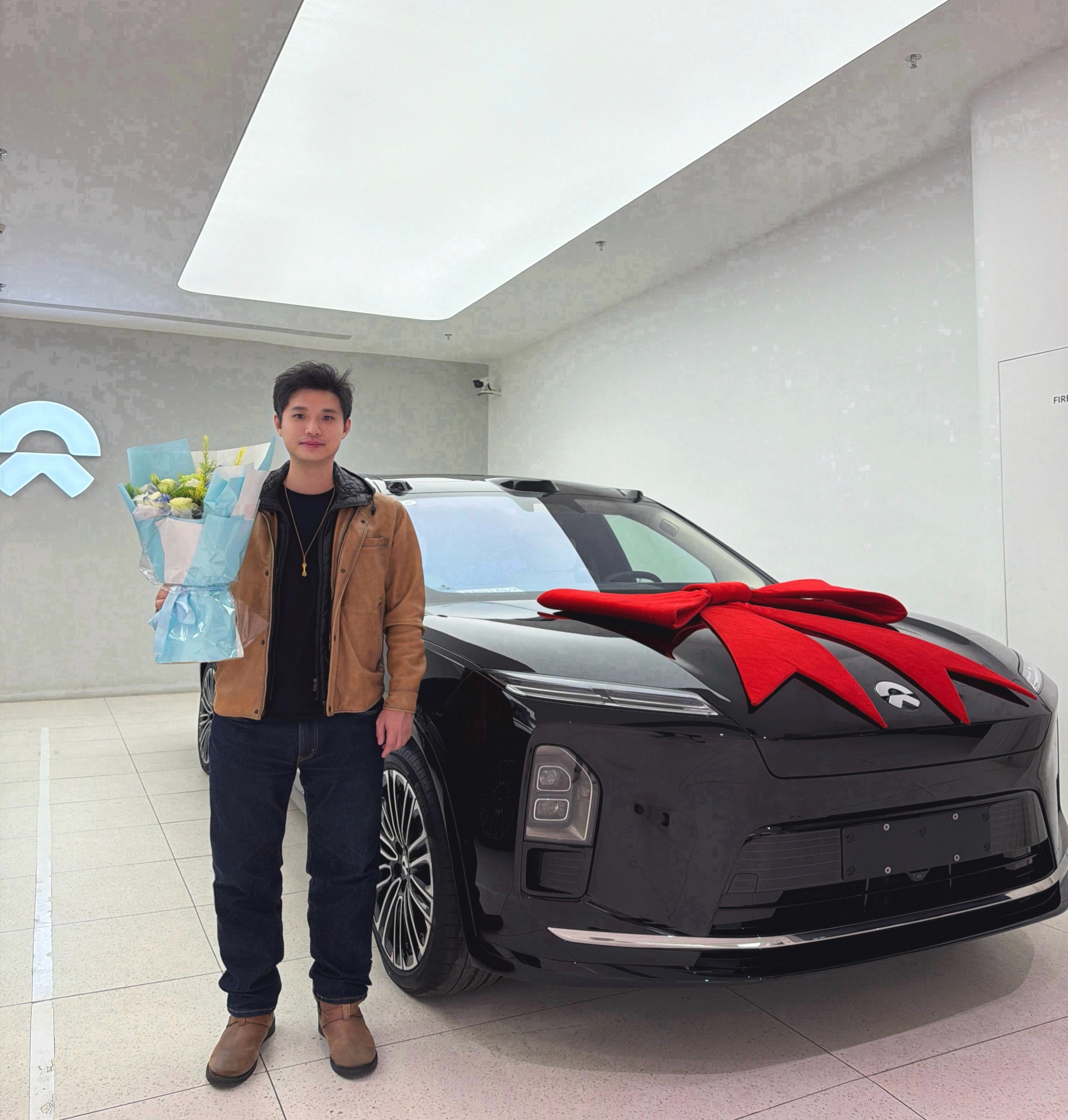 喜提蔚来全新es8  🎉今天新ES8交付也破40000台了，仅用了100天时间