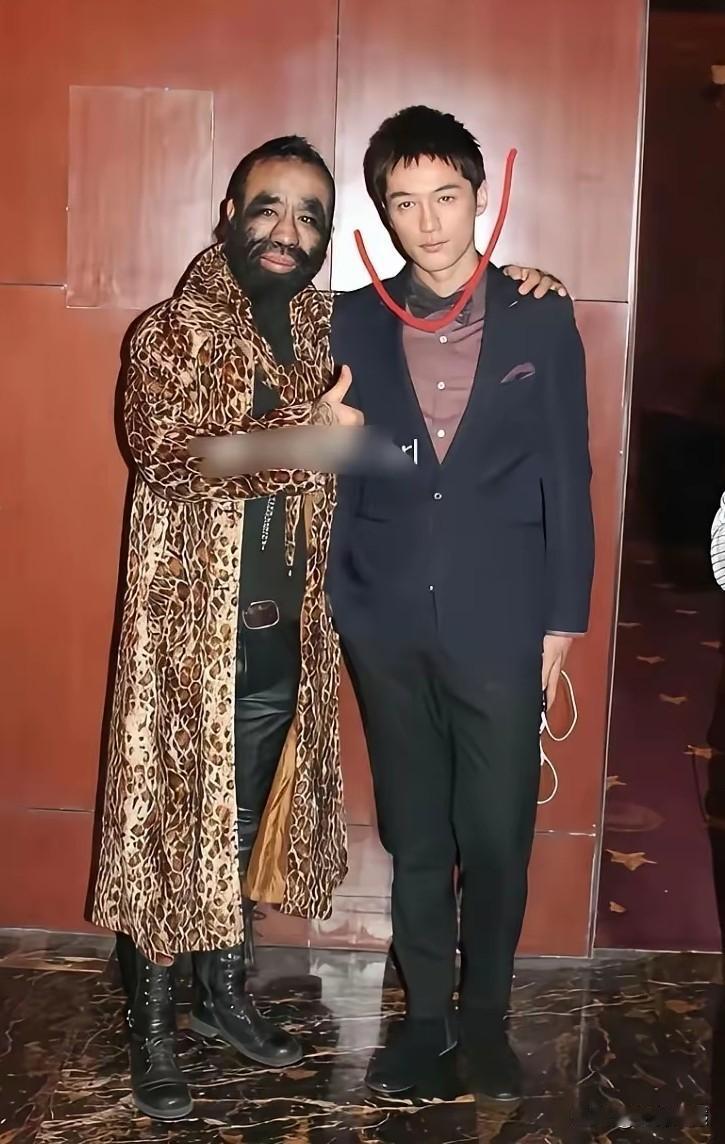 胡歌身边的这个小伙，他并不是外国人，感觉他就是我们中国人，如果没有猜错的话，应该