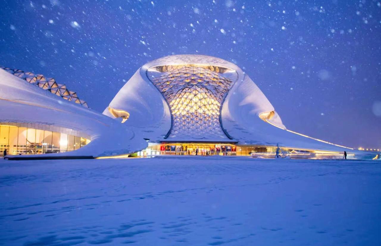 上热门春季四月落冬雪，鹅毛漫天人未约，冬意未尽暖浅浅，天公有意闹春寒。4月3日哈