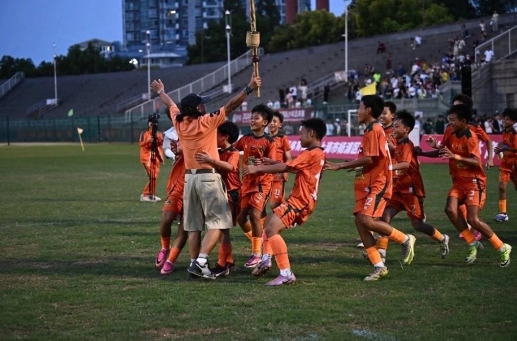 ⚽ 让二追三！一群中国小孩把三年没输过的老挝冠军打回家了。
这支老挝球队什么来头