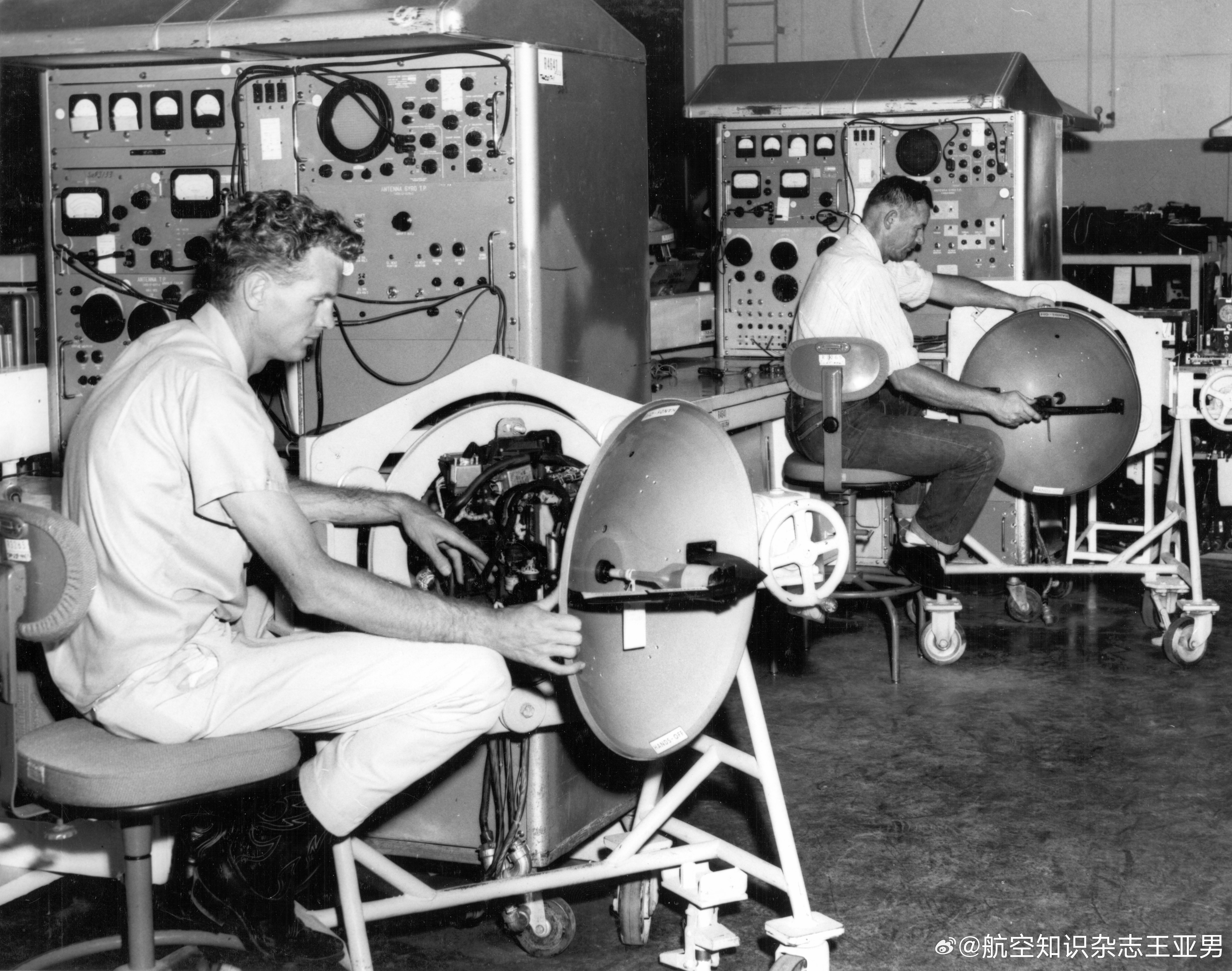 1962年，美国希尔空军基地的电子工程师们正在接受雷达探测系统维护培训。这里的雷