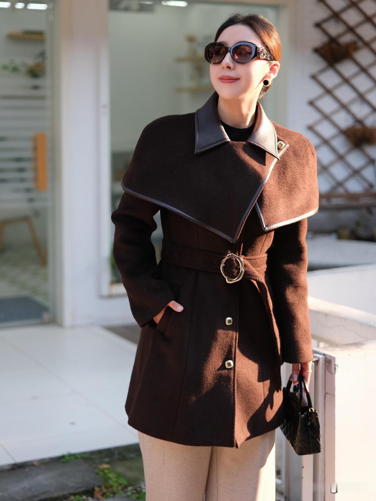 冬日暖阳🌰被卡其色温柔到了
卡其色外套被阳光一照，瞬间有了温度。
冬日户外走走