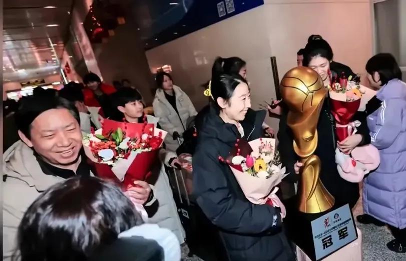 天津女排载誉返津！[玫瑰][烟花]
宝泉教练和姚迪队长、李盈莹、袁心玥等队员笑盈