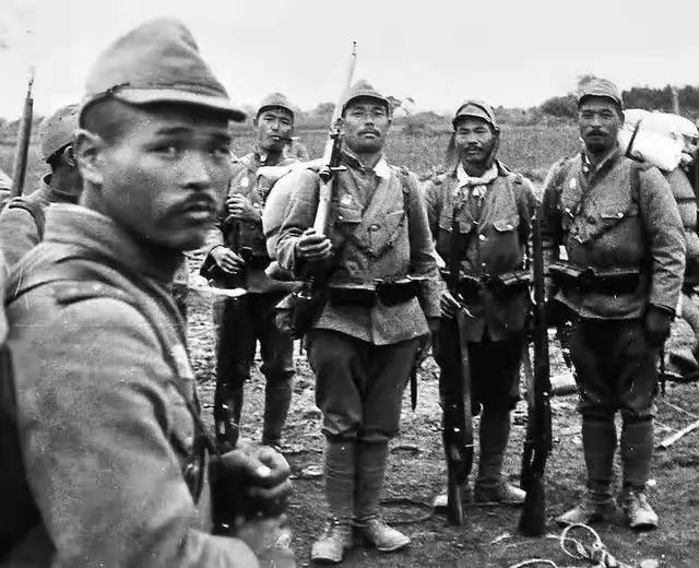 1945年，华北地区一个村子里的年轻人投奔了八路军。有个汉奸脑子不好，看不清形势