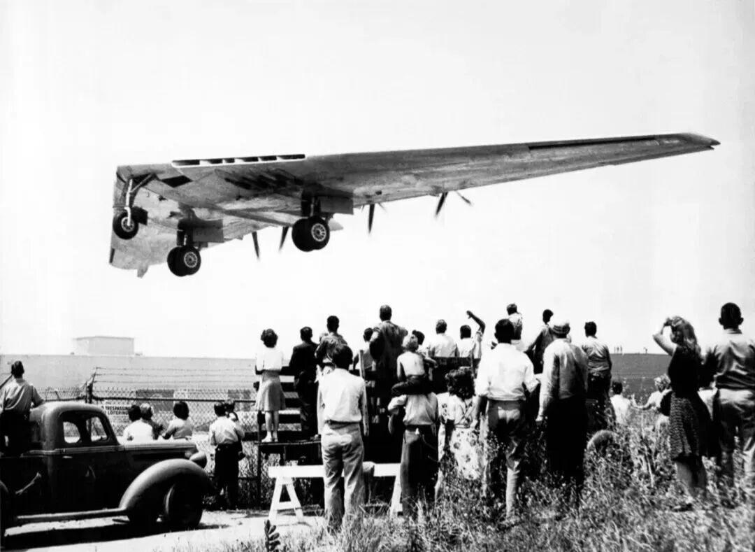 1946年6月25日，美国诺斯罗普飞机公司的试飞员马克斯·R·斯坦利、飞行测试工