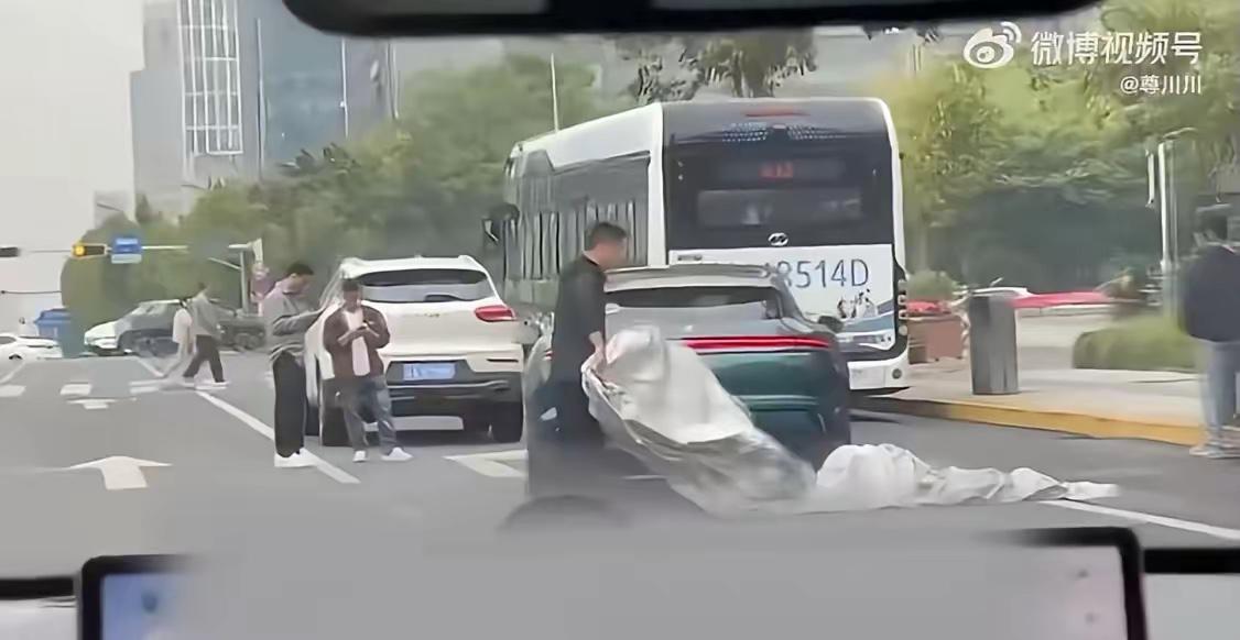 很奇怪的一个现象，很多的国产新能源车还没上市，就习惯用遮羞布给他盖上，这到底怎么