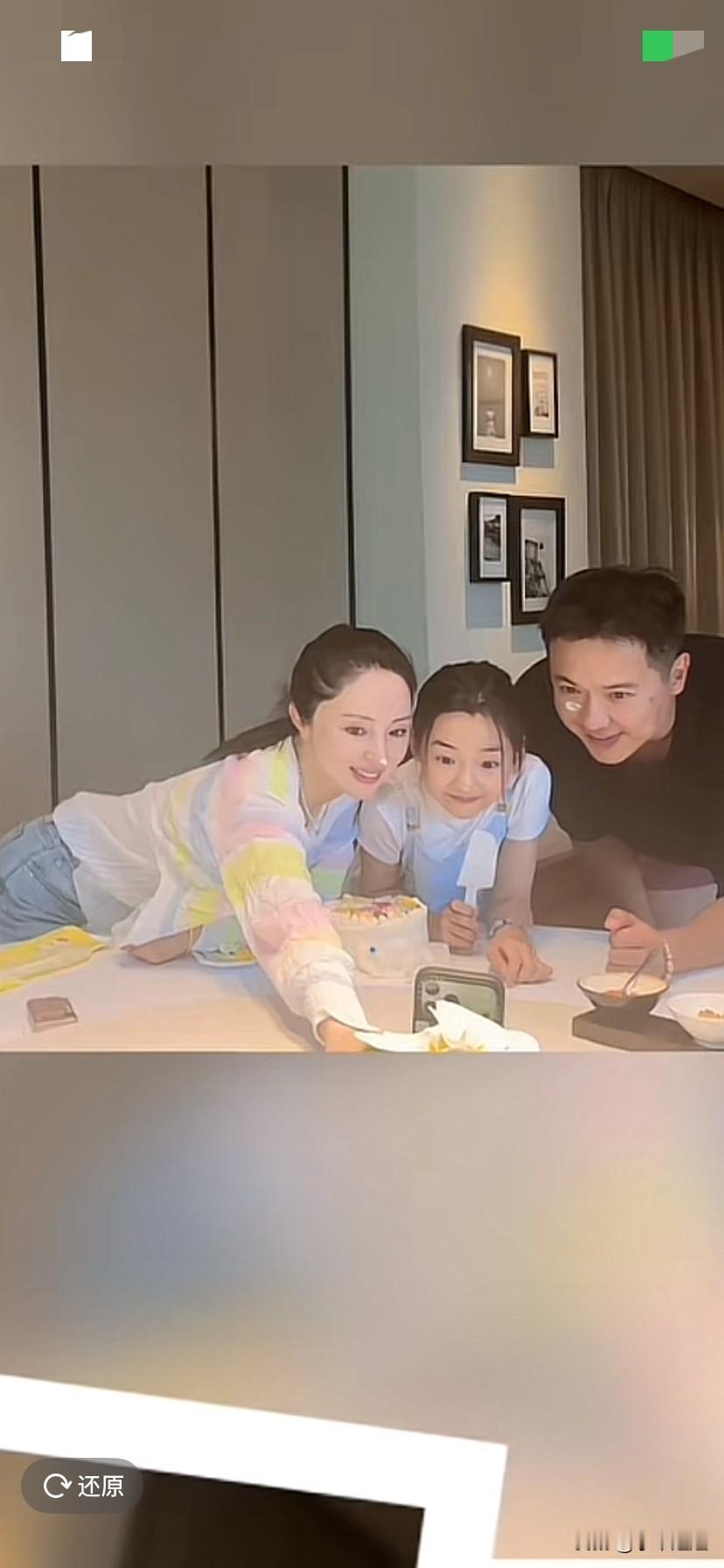 正当大家以为小酒窝被爸爸接来过生日，小酒窝是单独和爸爸一起做蛋糕的！到视频最后，