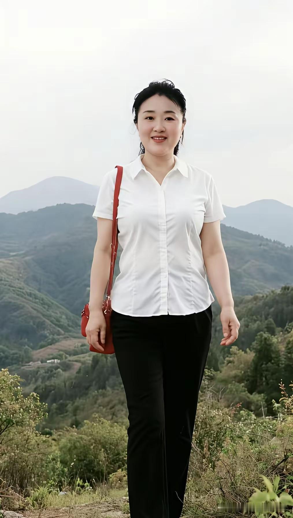 七言·山间闲步
 
叠嶂层峦入望悠，
晴光漫染翠山头。
素衫素雅凝清韵，
朱袋轻