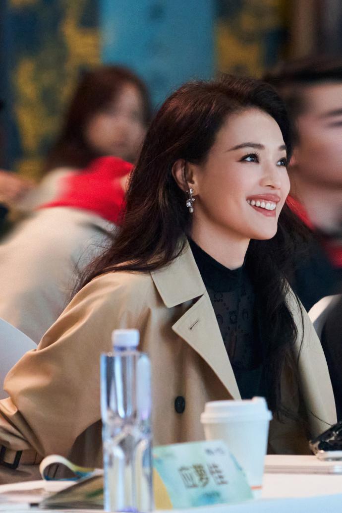 今天舒淇在北京出席活动，她这次搭配的很潇洒，看上去年轻又迷人，气质超好。

舒淇