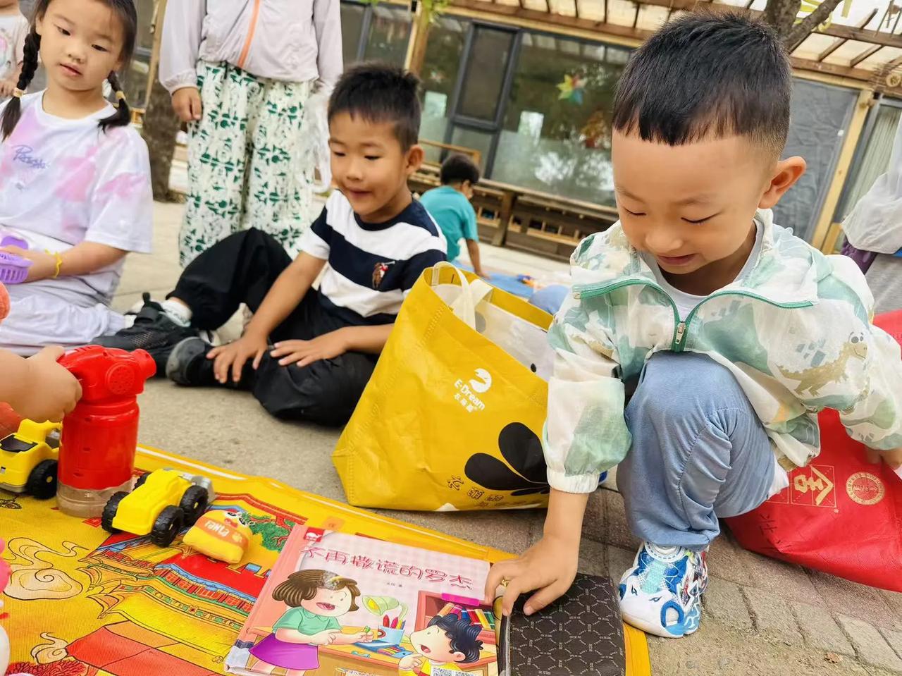 幼儿园的跳蚤市场热闹极啦！小朋友们摆好绘本、玩偶、积木，小小摊位摆满各式各样的好