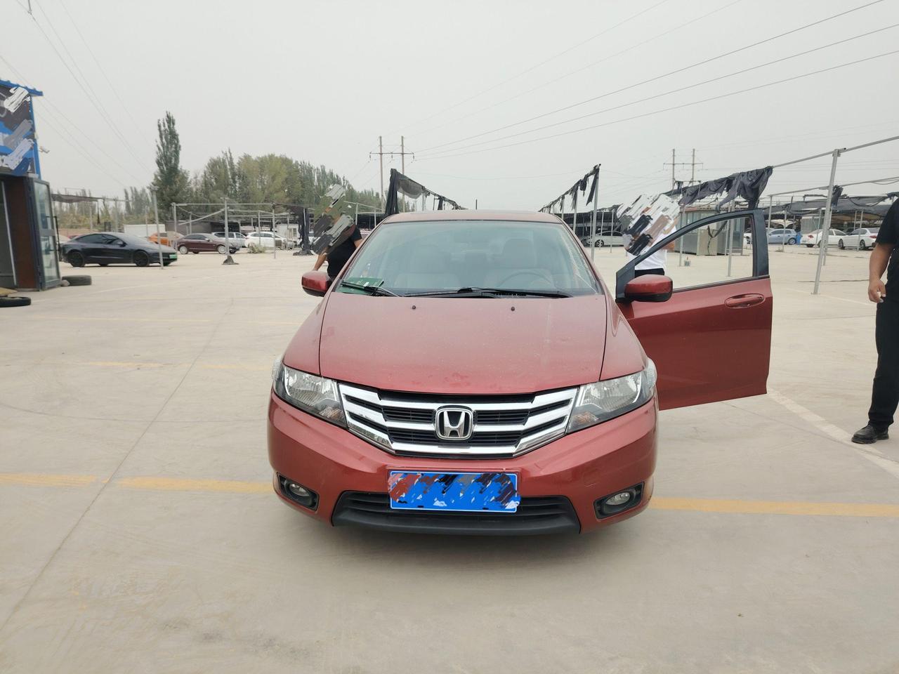 国庆节抢不到高铁票，女朋友的行李也多，小伙儿买辆便宜的二手车开回去。
今天看了一