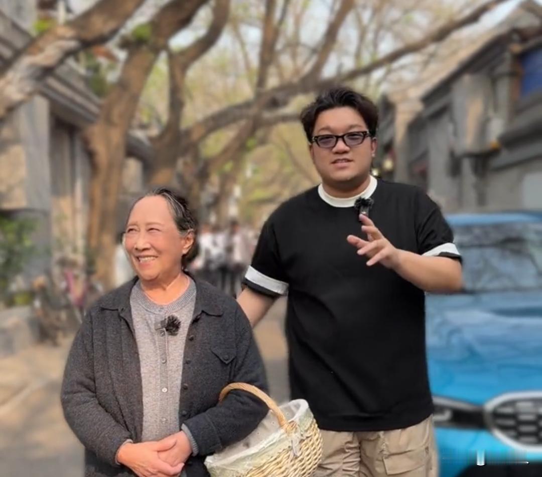 《家有儿女》祖孙情延续戏外，姥姥孙桂田和小雨尤浩然同框。网友：小雨变成了“暴雨”