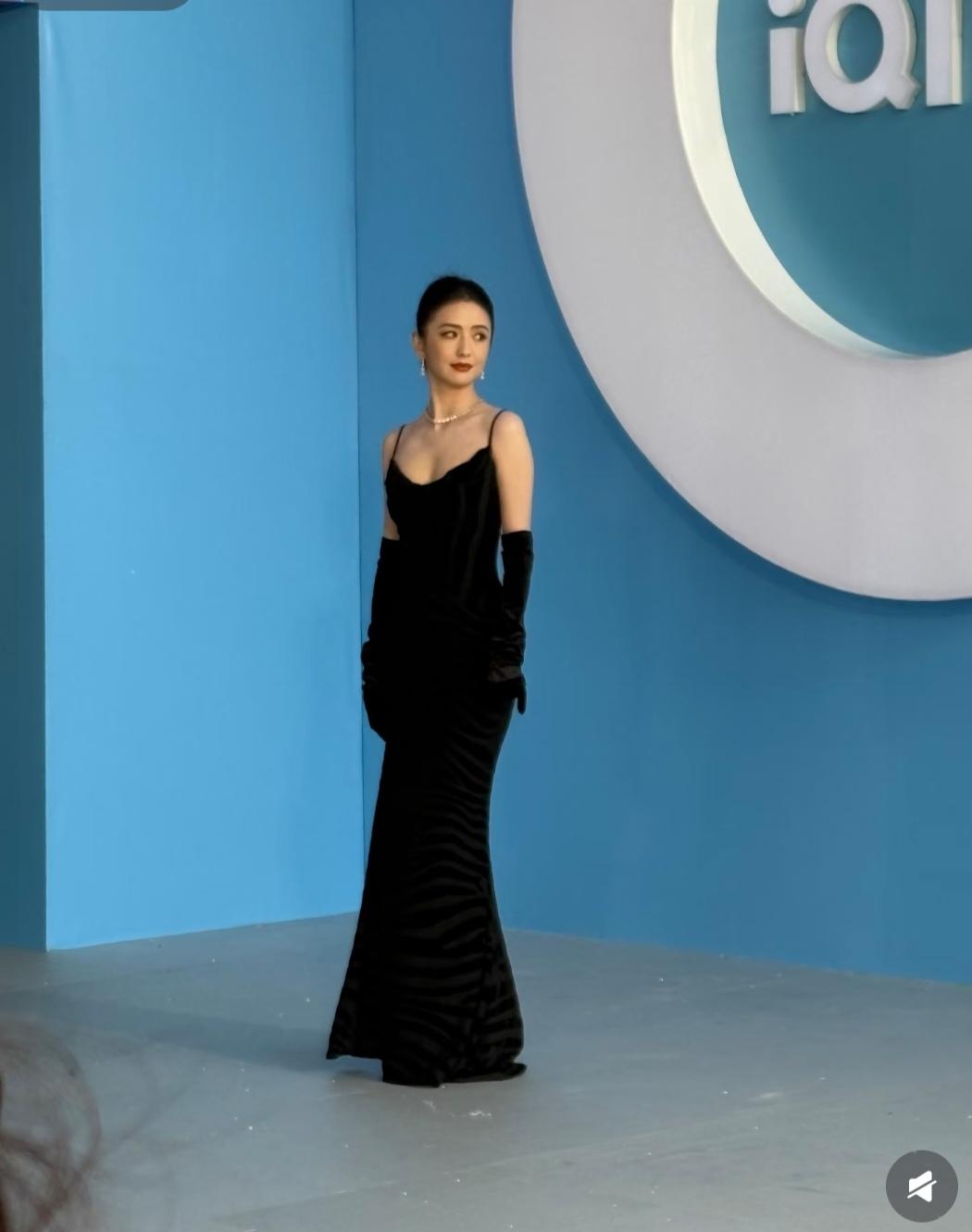 丫丫身材依旧那么好。