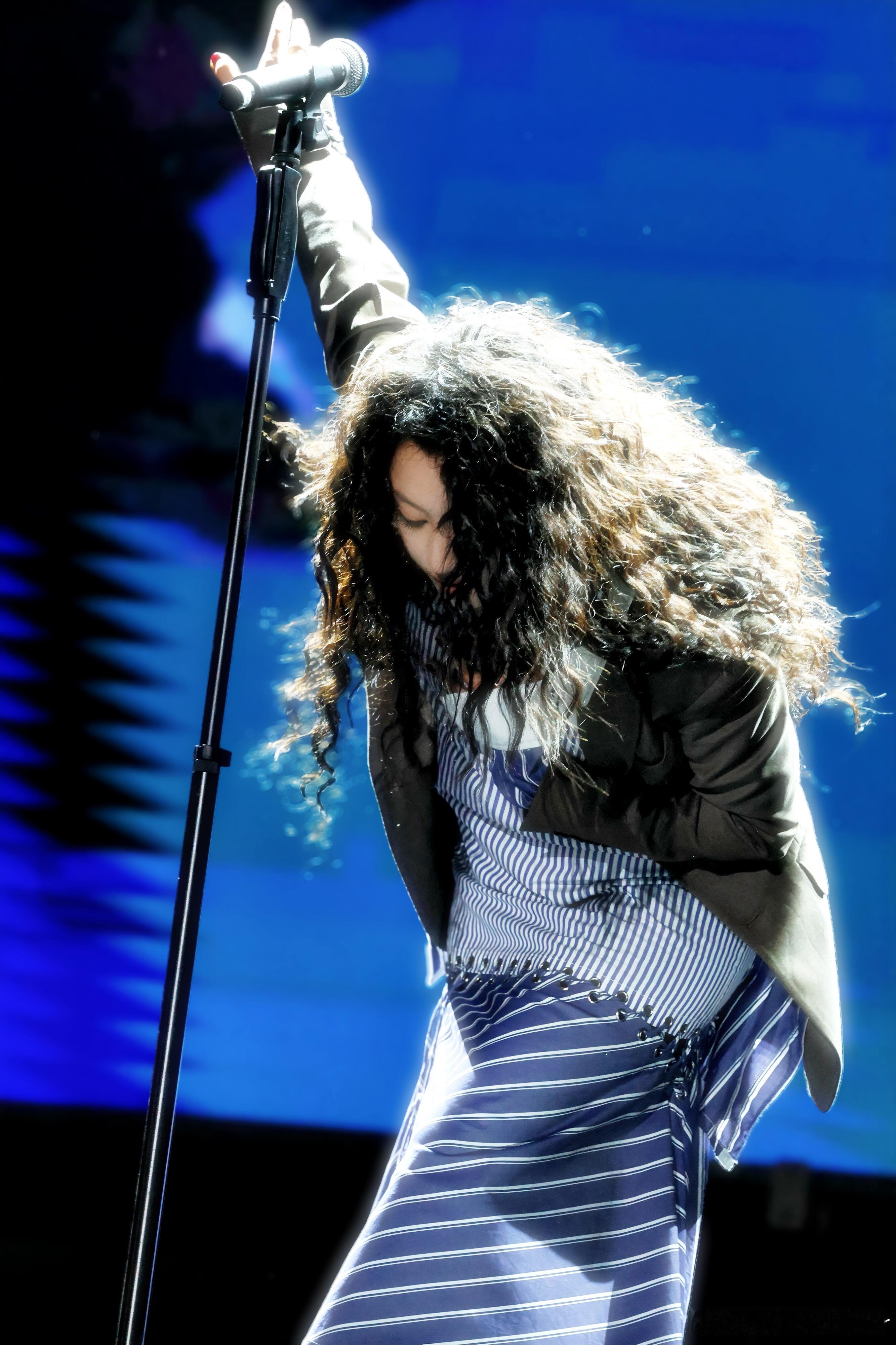 陈粒 我将开始减少舞台工作够了我心疼这个陈粒😢耳机爆了之后耳朵痛成那个样子，回