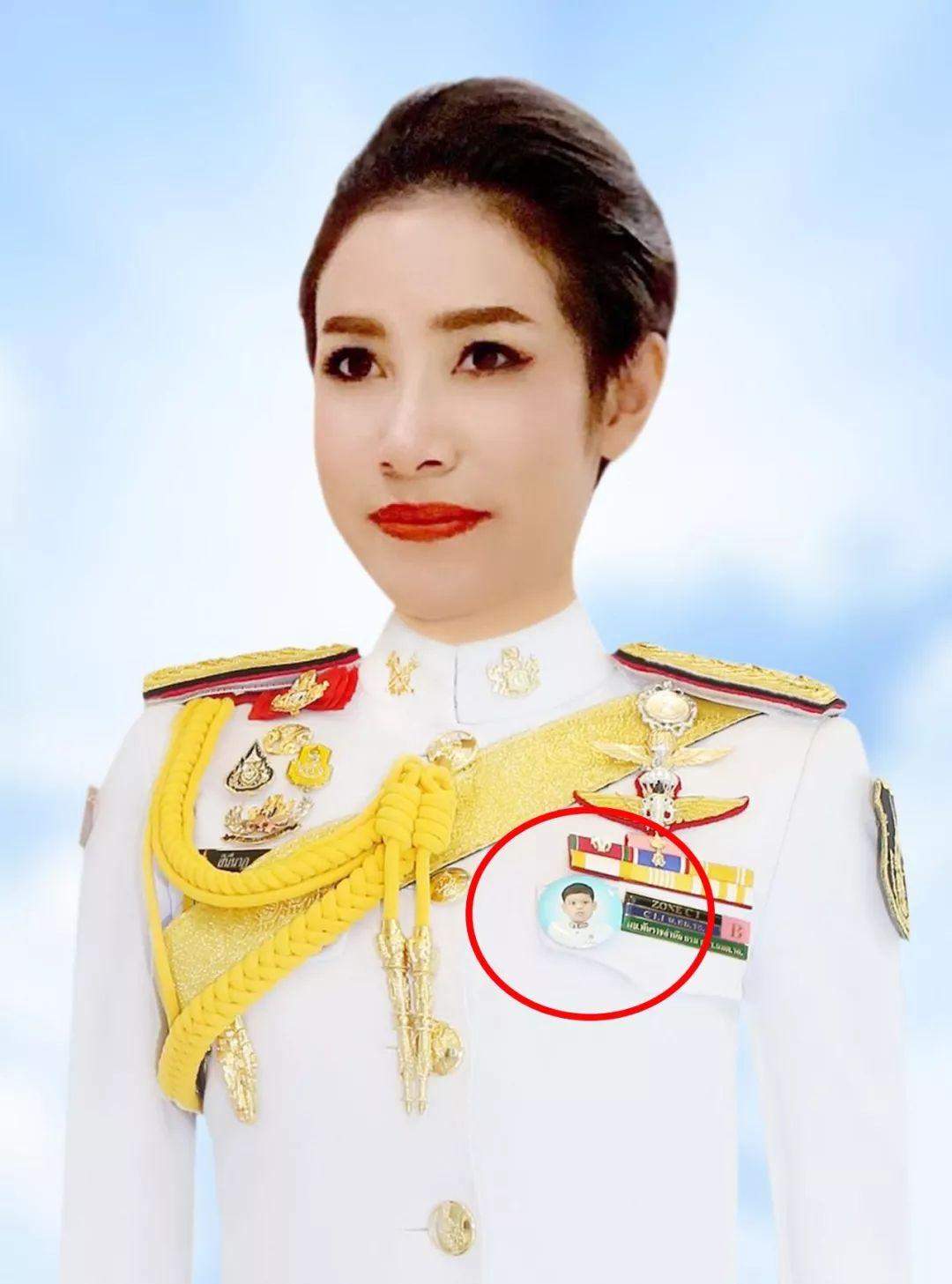 诗妮娜胸前佩戴着提帮功的头像，泰王给提帮功娶了那么多个后妈，和他相处最融洽的大概