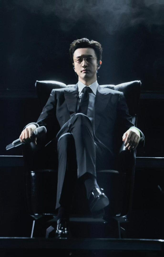 王传君消散对白开口跪循环听完《消散对白》心里闷闷的，王传君的嗓音太有代入感，把歌