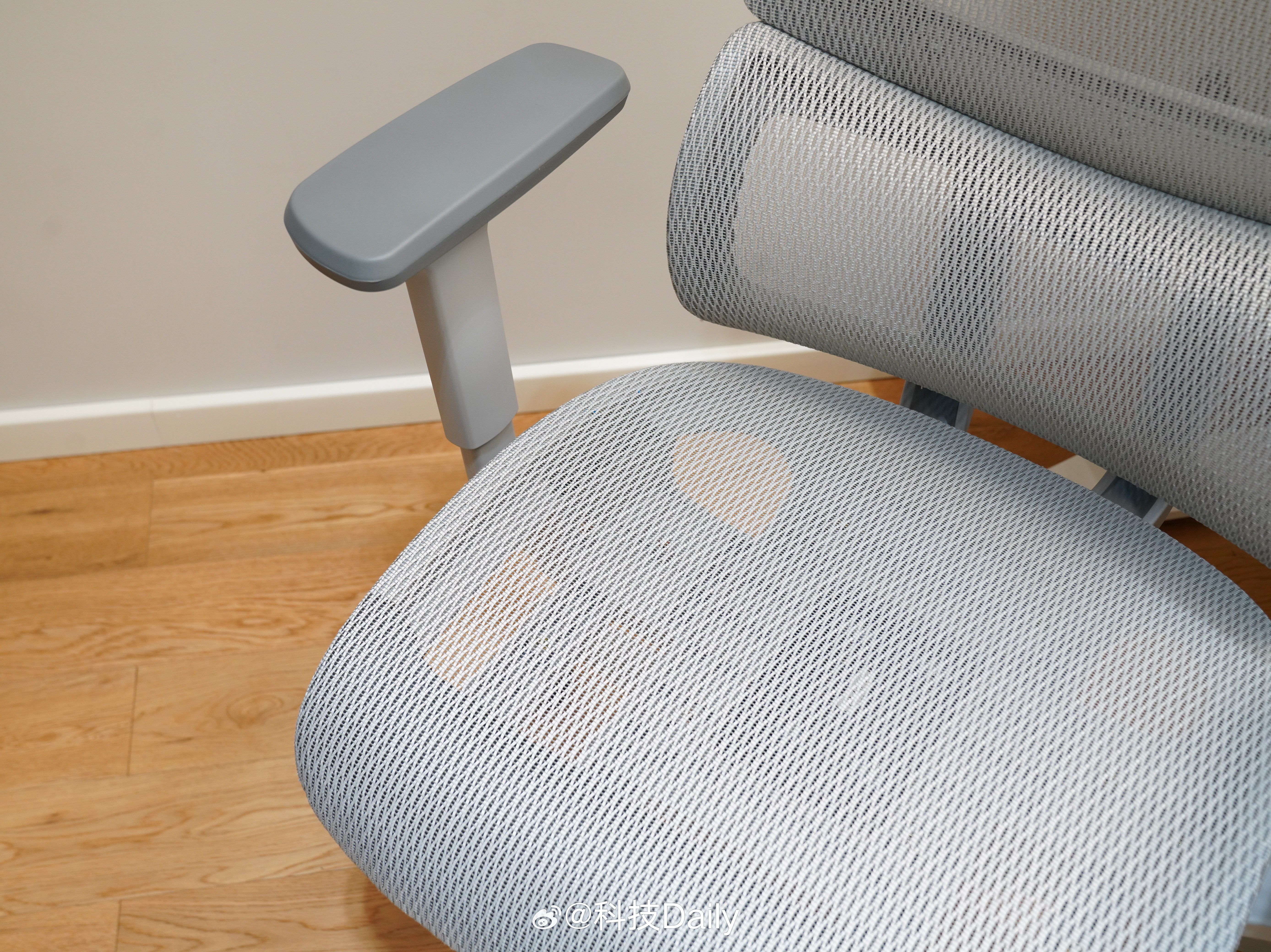 关注转发送「松能零感显示器支架」一天天的时间过的是真快，我之前买工学椅应该是20