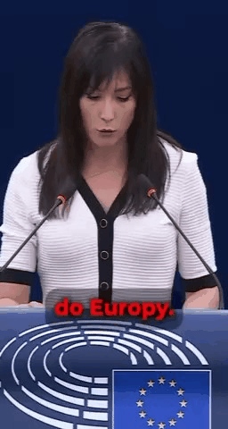 🇵🇱🇪🇺波兰籍欧洲议会议员埃娃·扎伊奇科夫斯卡-赫尔尼克今天在讲台上撕毁