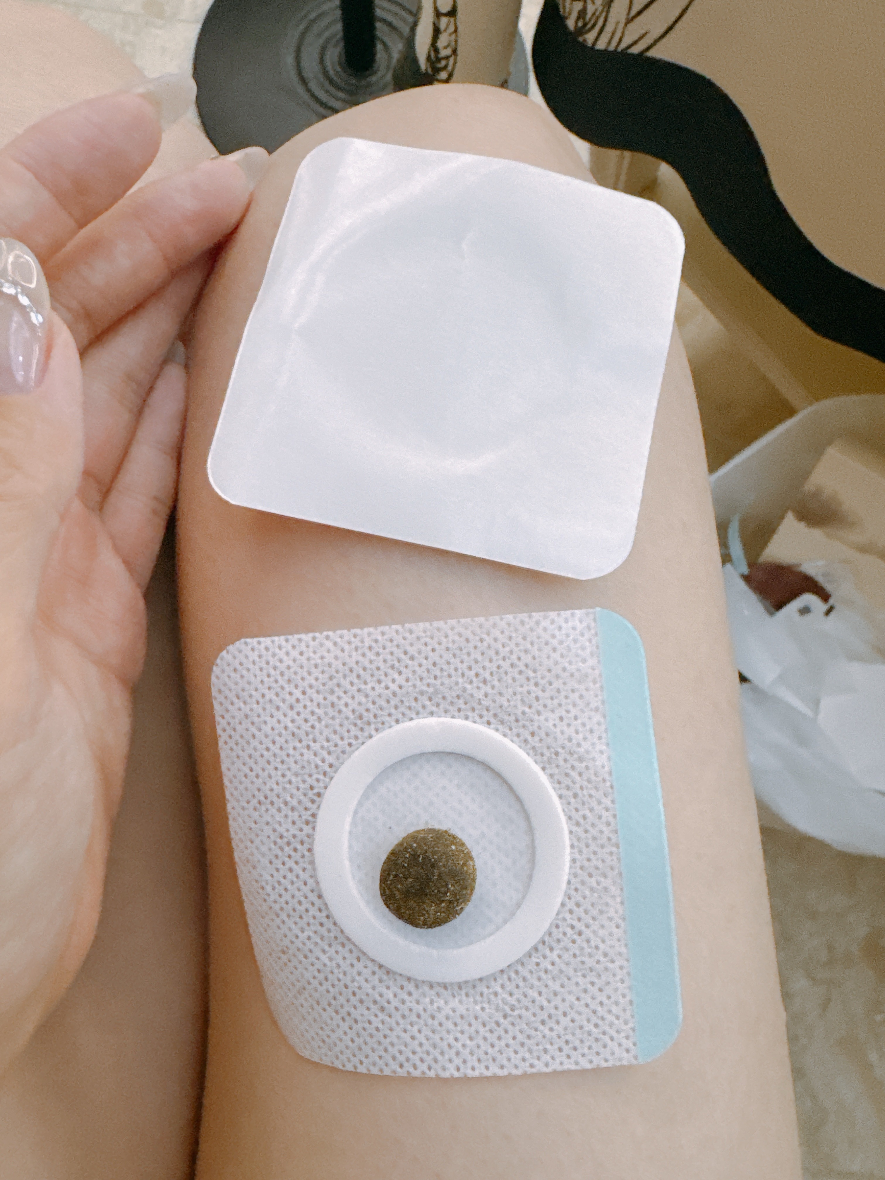 晚上给jiojio和肚脐眼贴上了暖香丸睡觉！！！贴上感觉一股热气聚在jio心上有