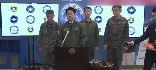 日本政府正以自主防卫为名加速推进强军扩武。近日，防卫相视察航空自卫队基地，展现出