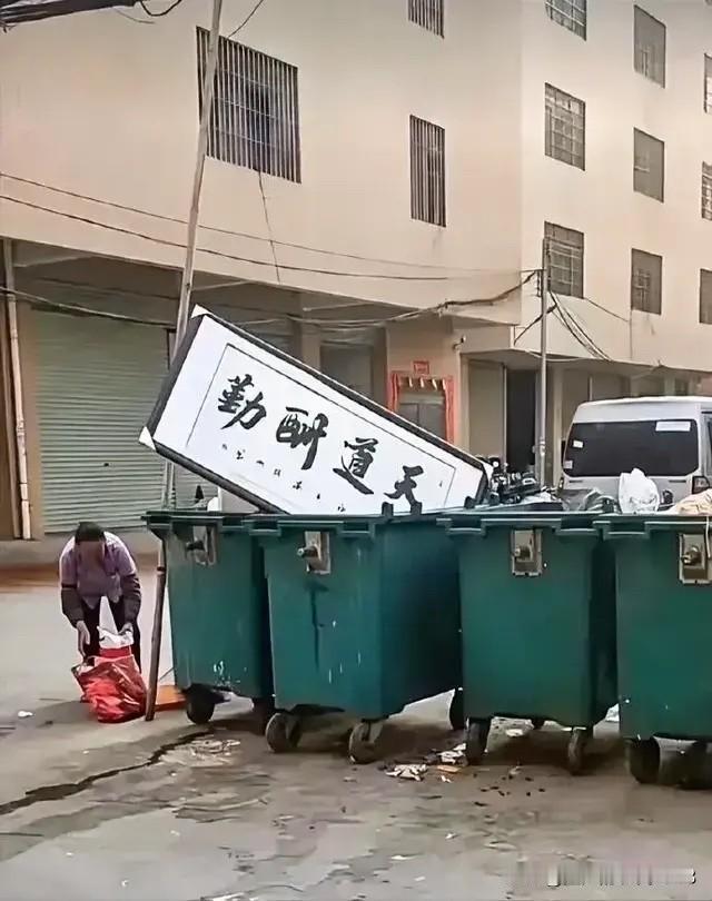 一个合格的HR，起码应该搞的清楚招聘岗位的工资待遇，和公司的福利。
而有些招工的