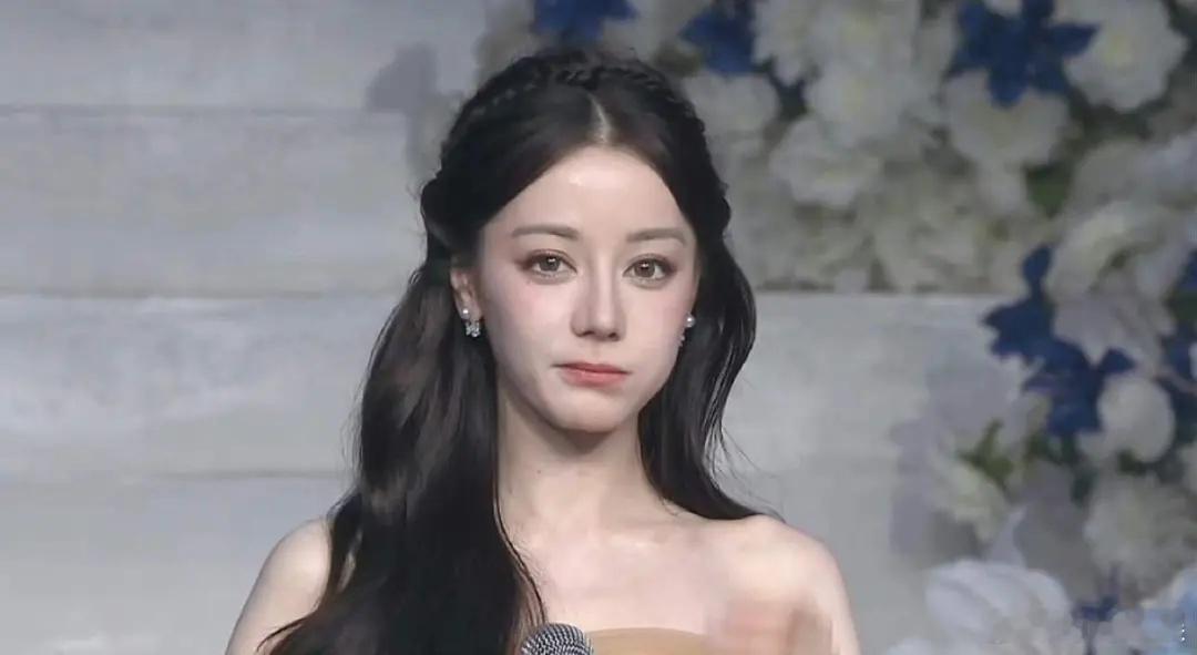 迪丽热巴好像长胖了啊，这脸颊肉嘟嘟的 ​​​