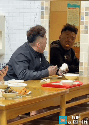 饭店干饭大哥撞见镜中自己，当场吓到噎饭
 
大哥正埋头干饭，无意间侧身瞥见镜子里