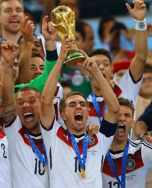 在足坛有俱乐部和国家队关系的话：
拜仁兴则德国兴
尤文兴则意大利兴
皇马巴萨兴则