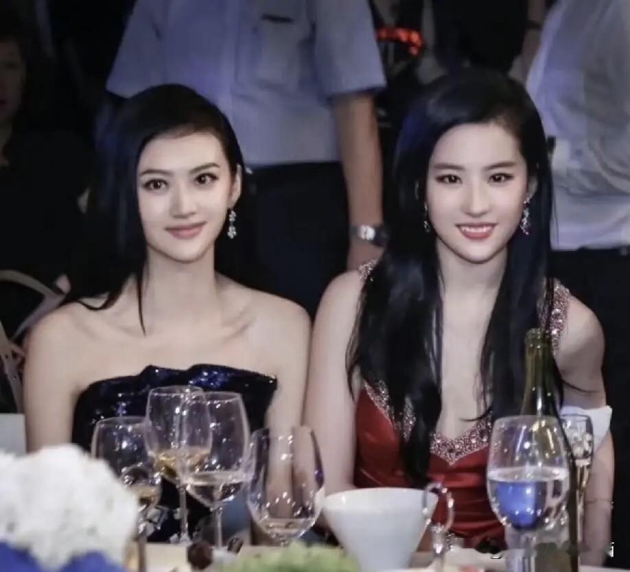 原来景甜这么漂亮，认真一看，比刘亦菲还要有气质。她真的美的很有特色和气质，瓜子脸