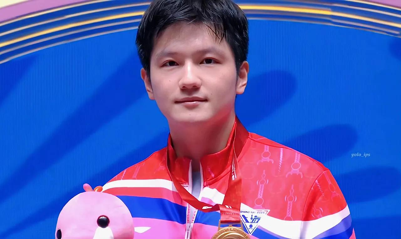 樊振东在领奖台上的这张照片，也太吸引人了吧！

好一张国泰民安脸，满满的福相，看