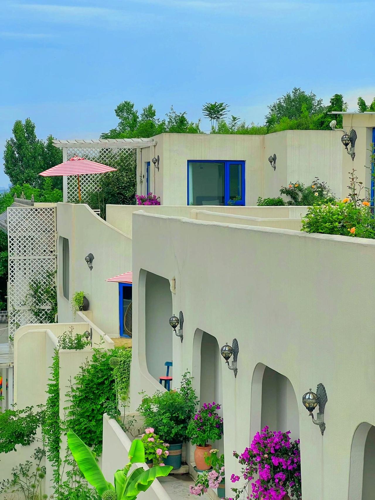 西安终于也有圣托里尼蓝白小镇了！住进风景里 #抖音民宿季