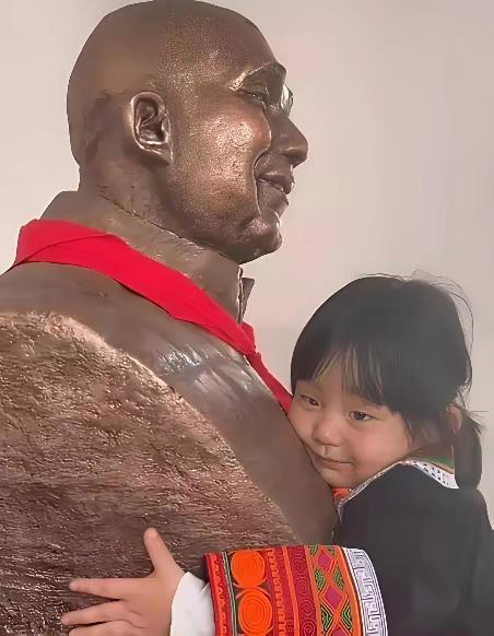 四川成都一名女子带着3岁的女儿前往大凉山景区游玩，两人走到一座石像前时，女儿突然