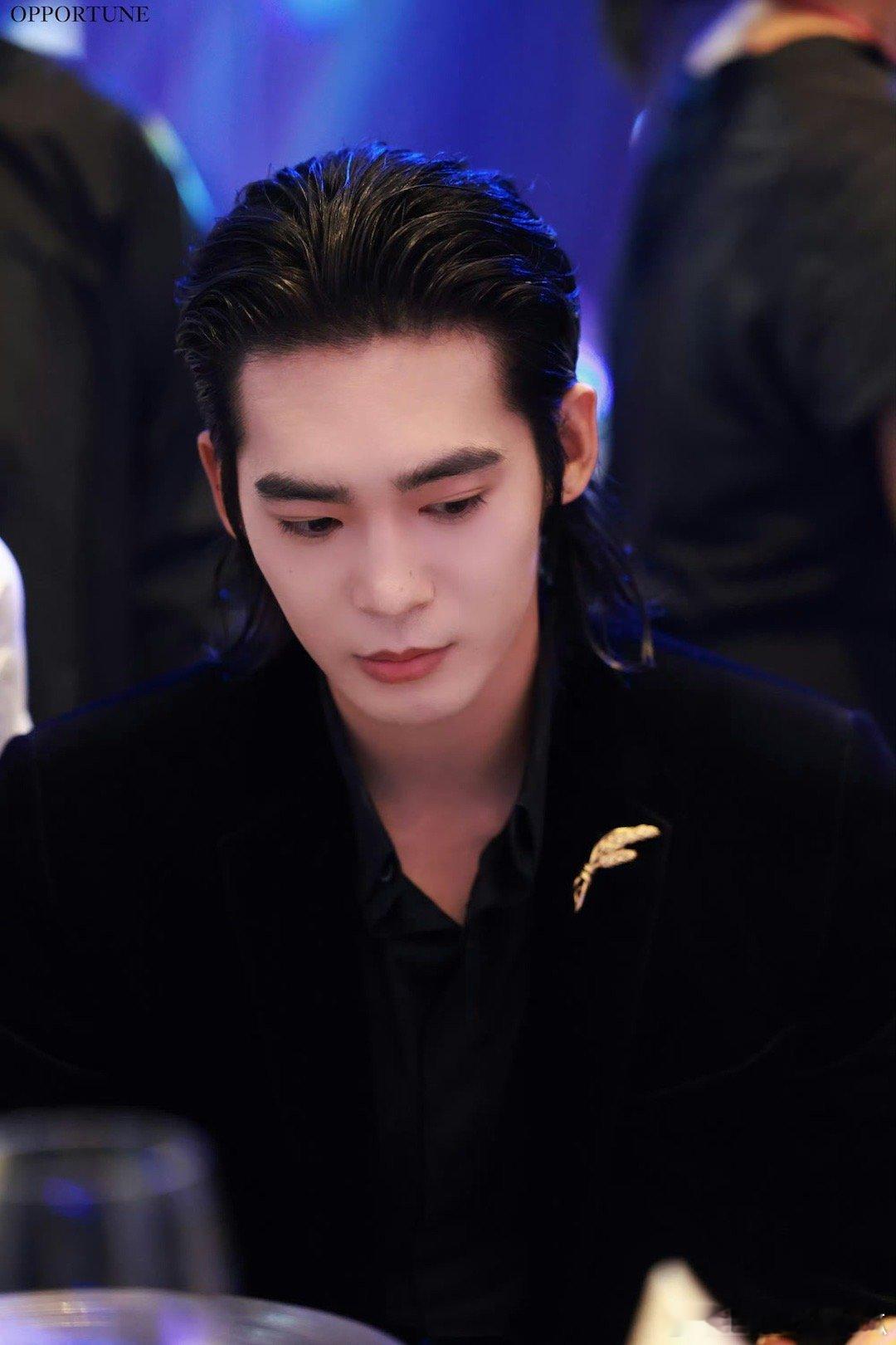 于适elle晚宴，大背头狼尾发型，帅！ ​​​