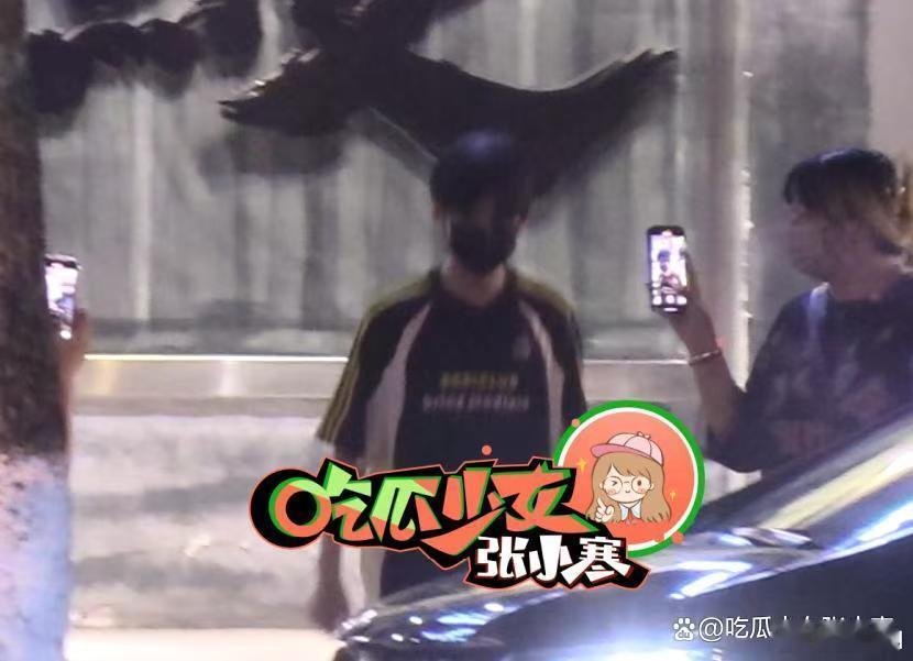 陈都灵护送弟弟林子烨回家陈都灵和林子烨聚餐后，一同乘车离开。车子在地库停下，林子