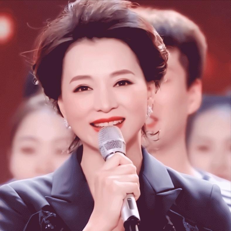 主持人董卿，采访刑侦专家崔道植，听说您三个儿子，都是警察，您一家子为国做贡献呐，