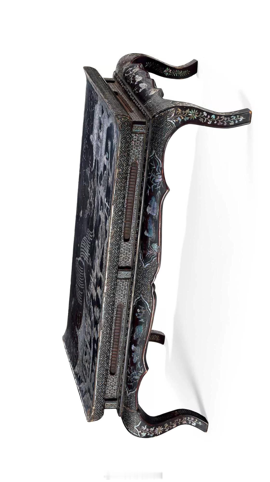 髹饰录 | 明末清初 黑漆薄螺钿庭院雅集图三弯腿小翘头几小翘头几尺寸可爱，高束腰