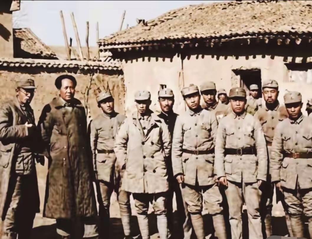 一张老照片，定格一段光辉岁月，这是毛主席和他亲自领导的八路军将士们的珍贵合影。镜