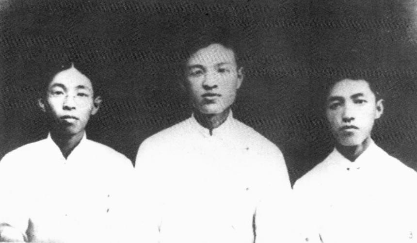 张闻天和茅盾兄弟年轻时合影，原来他们的交集这么深。三个人情同手足。

茅盾兄弟浙